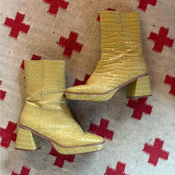 Urban Outfitters Croc-Embossed Yellow/Green Ankle Boots sz 10 - Picture 1 of 3